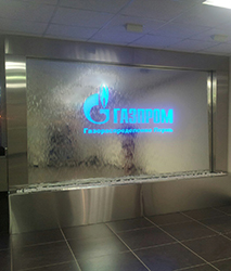 Водопад по зеркалу с фоновой подсветкой логотипа